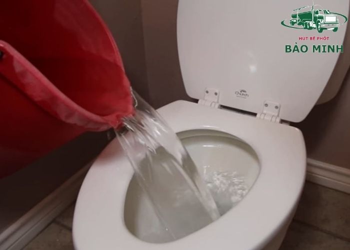 cách thông bồn cầu