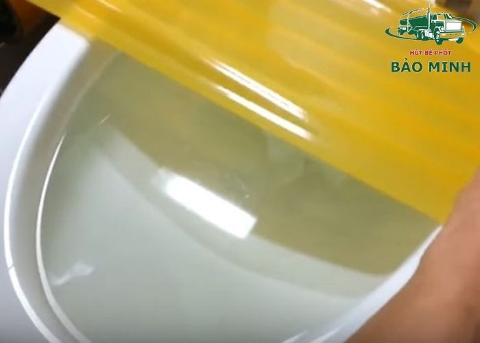cách thông bồn cầu