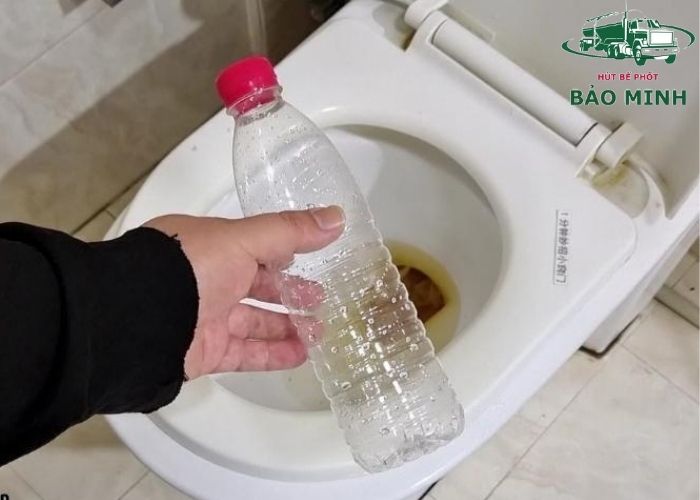 cách thông bồn cầu