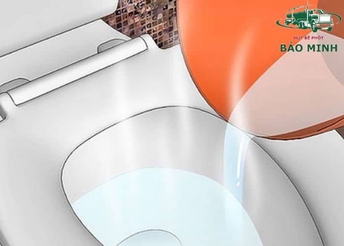 Cách thông bồn cầu bằng nước nóng