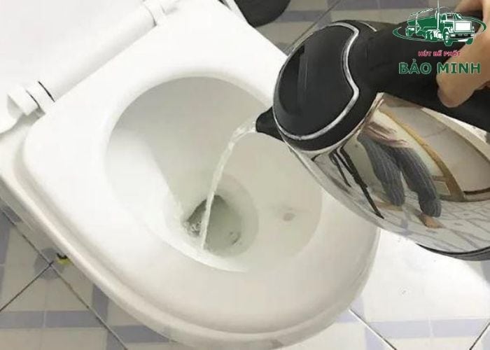Cách thông bồn cầu bằng nước nóng