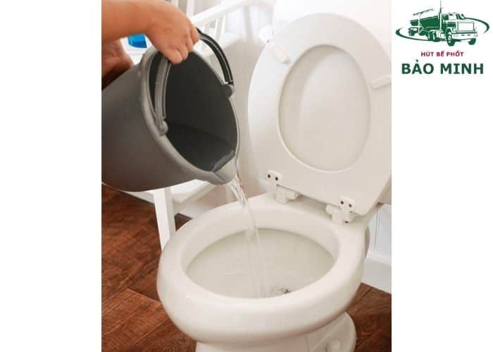 Cách thông bồn cầu bằng nước nóng