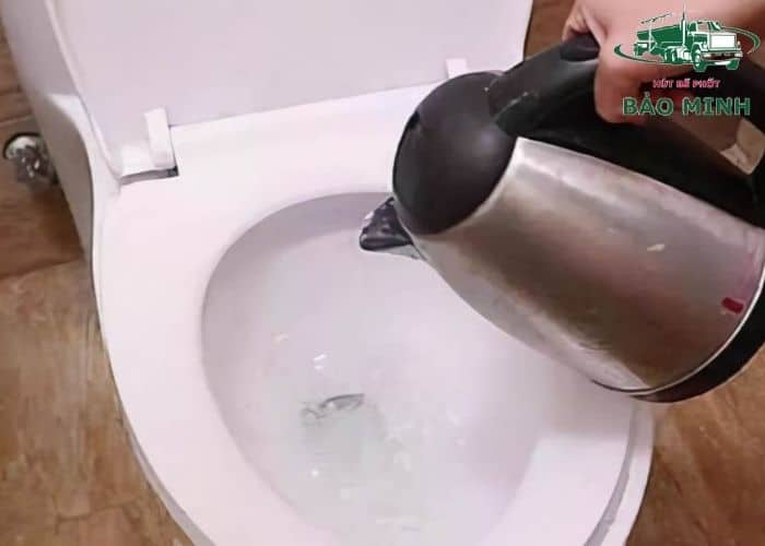 Cách thông bồn cầu bằng nước nóng