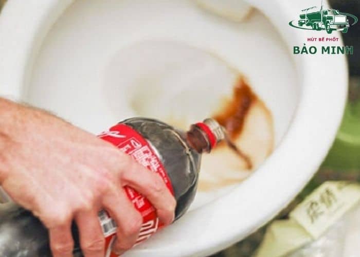 thông bồn cầu tắc