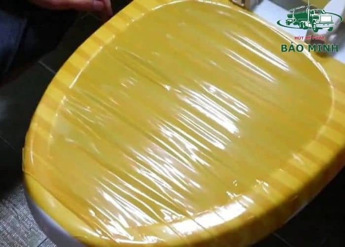 thông bồn cầu tắc