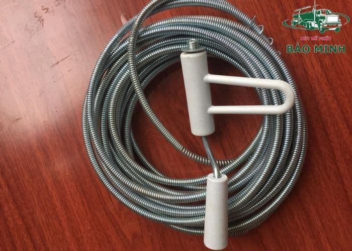 thông bồn cầu tắc