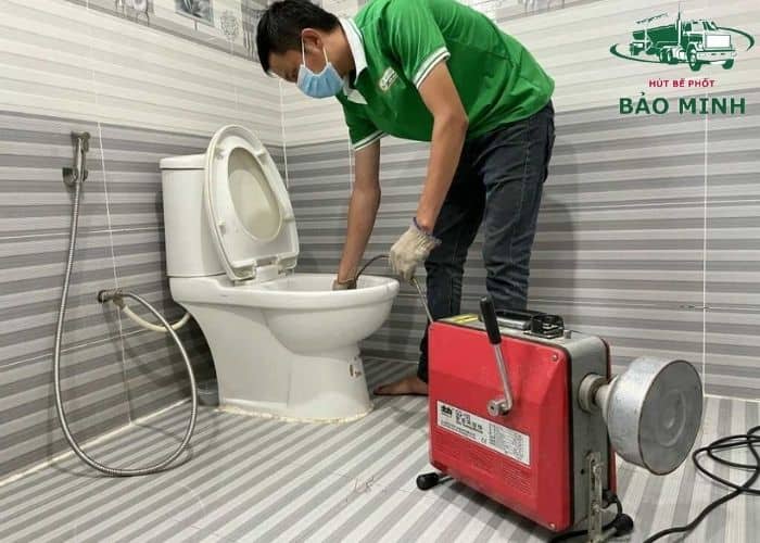 thông bồn cầu tắc