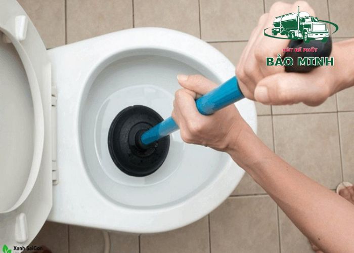 cách thông bồn cầu bị tắc băng vệ sinh (1) cách thông bồn cầu bị tắc băng vệ sinh (1)