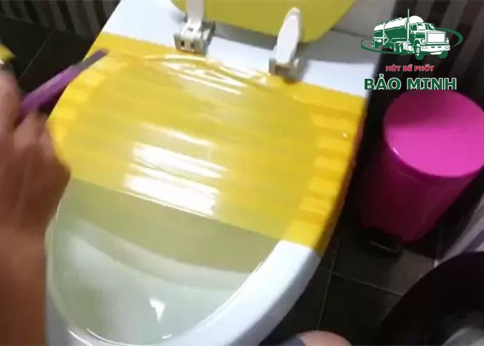 cách thông bồn cầu bị tắc băng vệ sinh (4) cách thông bồn cầu bị tắc băng vệ sinh (4)