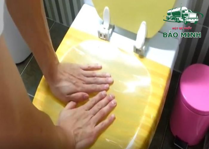 Bồn cầu không xuống nước phải làm sao (3)