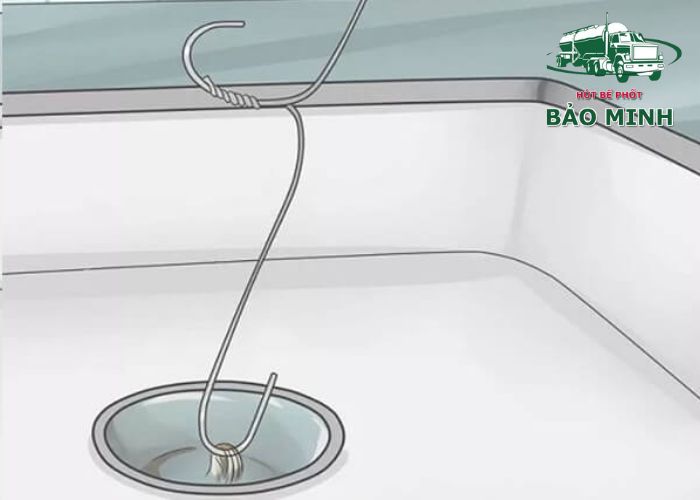 cách thông cống bằng móc quần áo