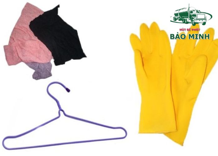 cách thông cống bằng móc quần áo (2)