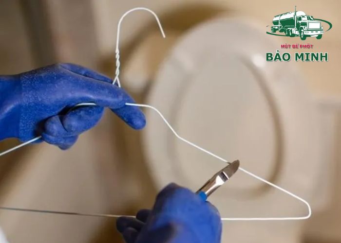 cách thông cống bằng móc quần áo (4)