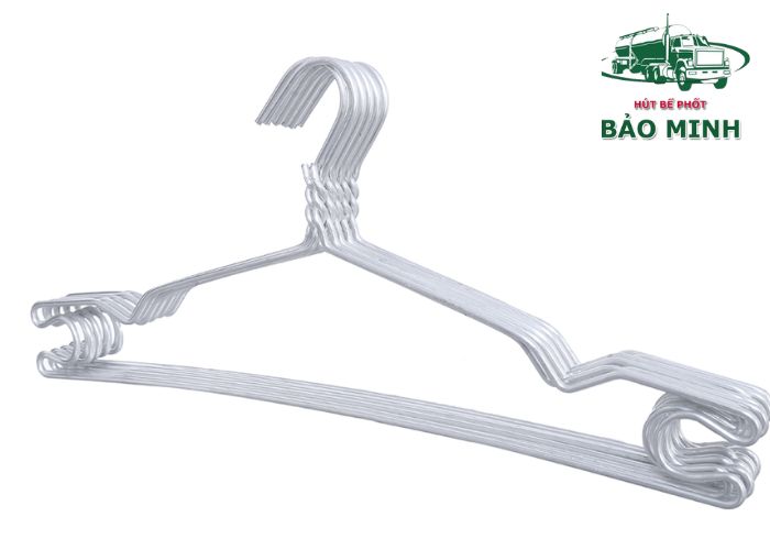 cách thông cống bằng móc quần áo (5)