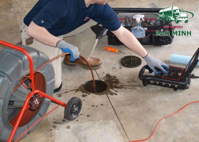 thông cống bằng máy lò xo (2) thông cống bằng máy lò xo (2)