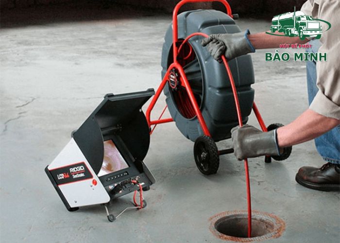 thông cống bằng máy lò xo (3) thông cống bằng máy lò xo (3)