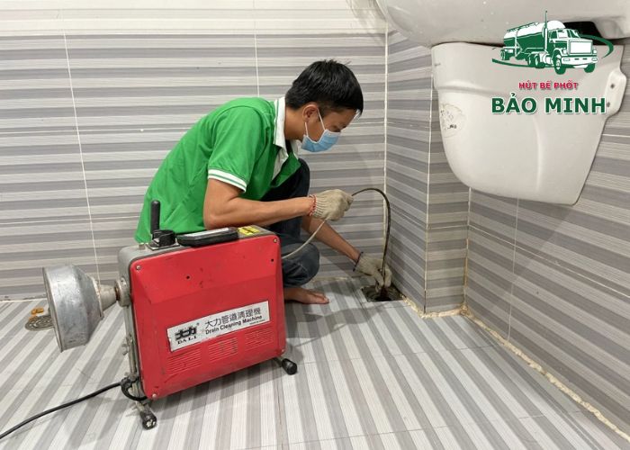 thông cống bằng máy lò xo (5) thông cống bằng máy lò xo (5)