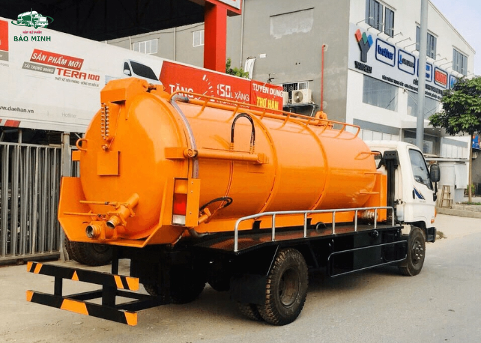 Hút bể phốt bằng xe chuyên dụng (2) Hút bể phốt bằng xe chuyên dụng (2)
