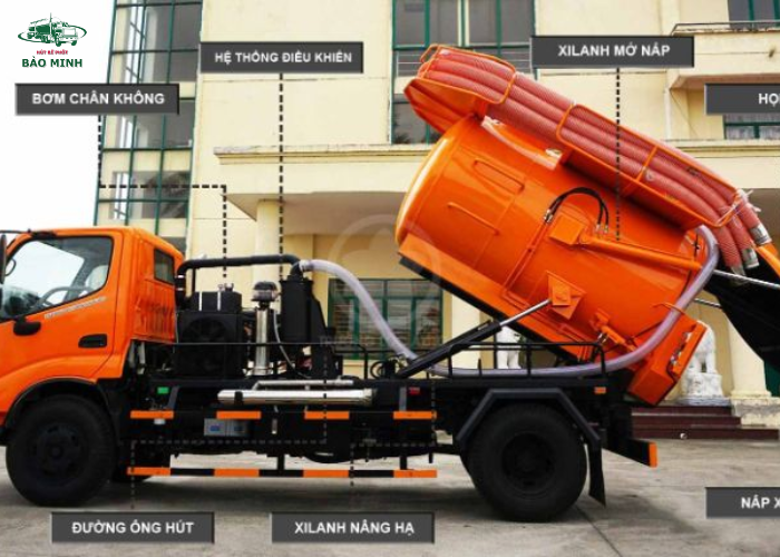 Hút bể phốt công nghệ hút chân không (1)