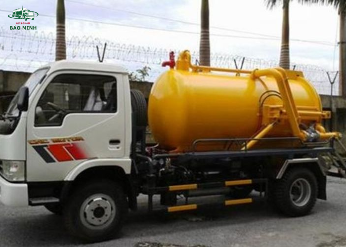 Hút bể phốt công nghệ hút chân không (2)