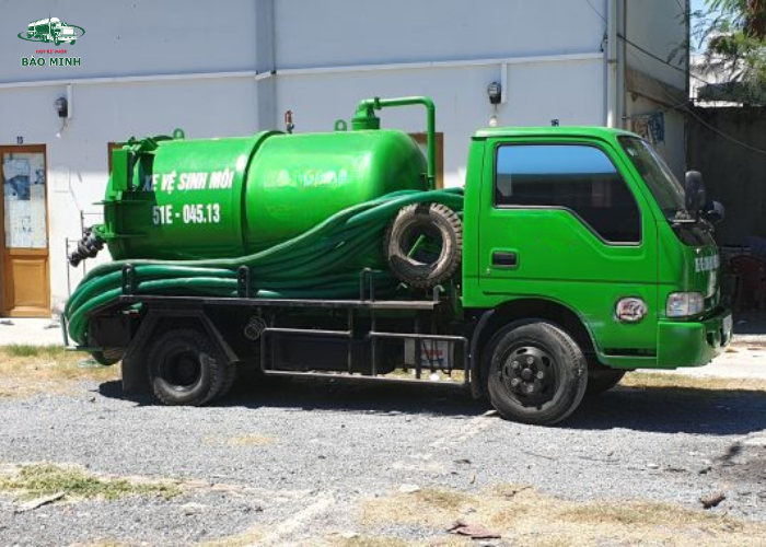 Hút bể phốt công nghệ hút chân không (5)