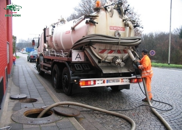 Hút bể phốt công trình lớn (1)