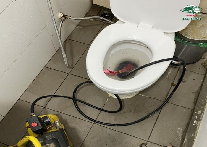 Cách thông tắc bồn cầu tại nhà đơn giản (2)