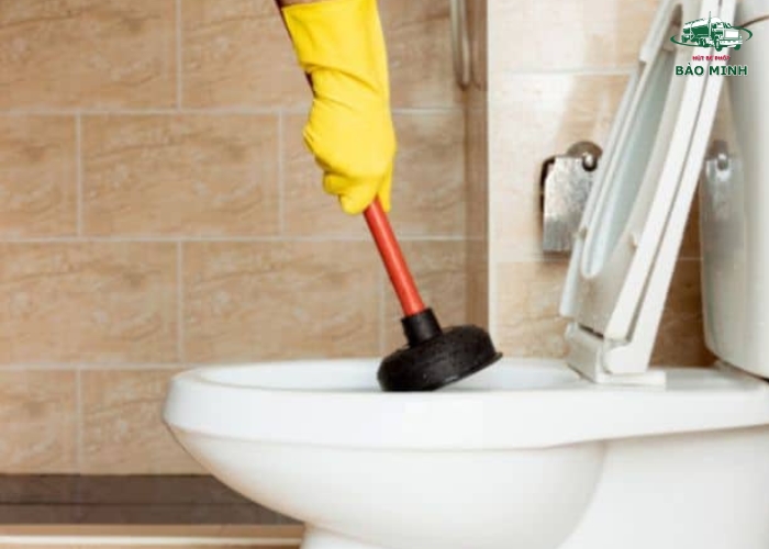 Cách thông tắc bồn cầu tại nhà đơn giản (3)