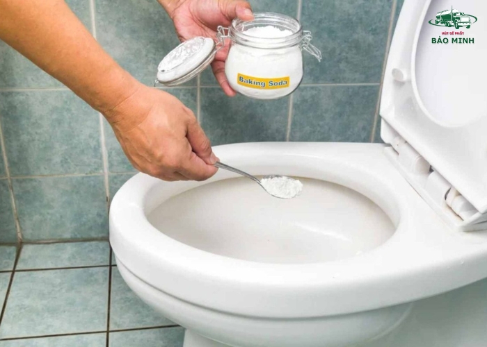 Cách xử lý bồn cầu xuống nước chậm (3)