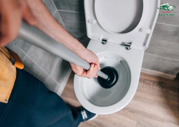 Cách xử lý bồn cầu xuống nước chậm (4)