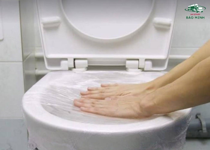 Cách xử lý bồn cầu xuống nước chậm (5)