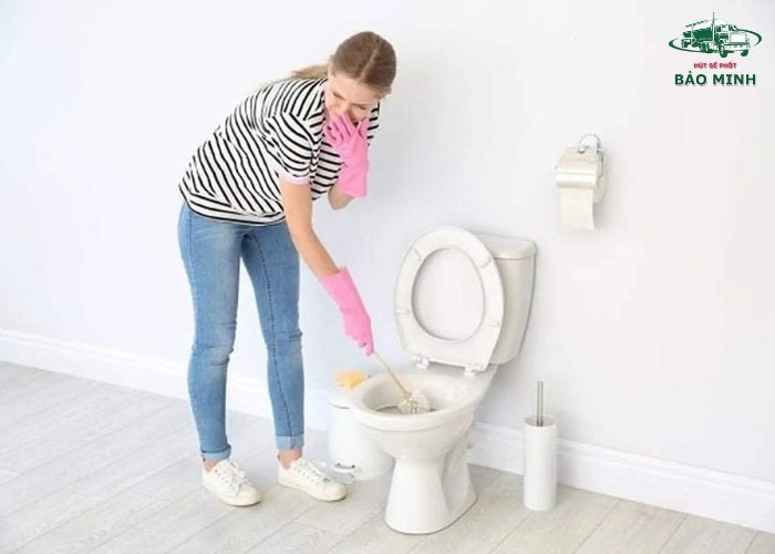 Dấu hiệu bồn cầu bị tắc (6)