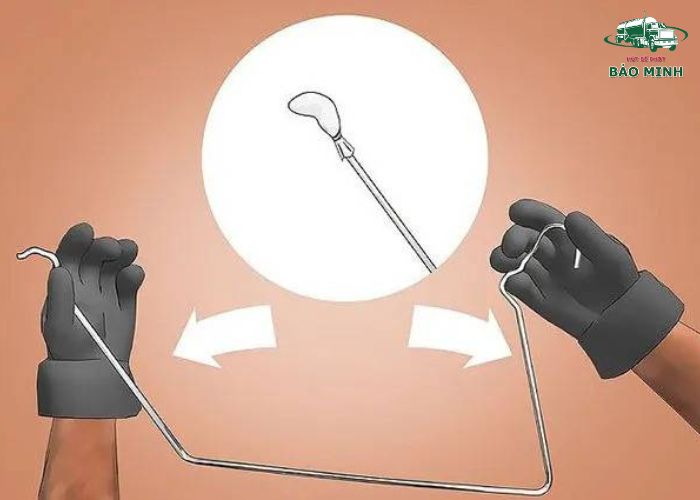 Dùng móc áo thông bồn cầu (2)