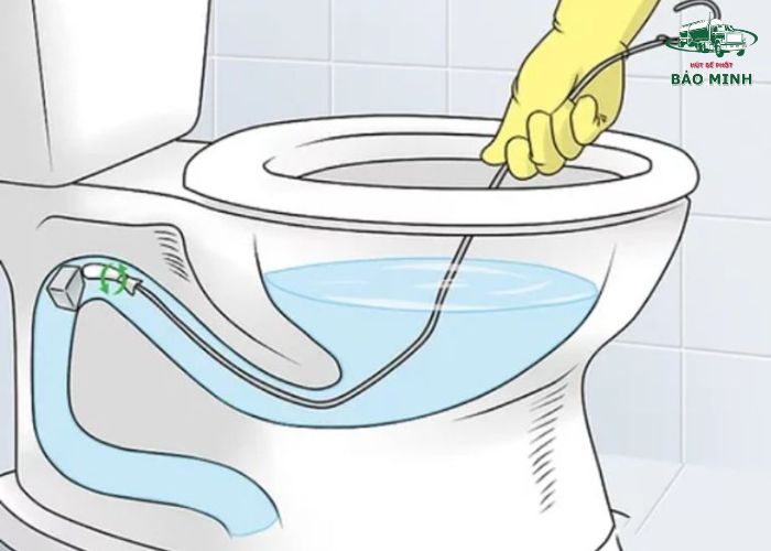 Dùng móc áo thông bồn cầu (5)