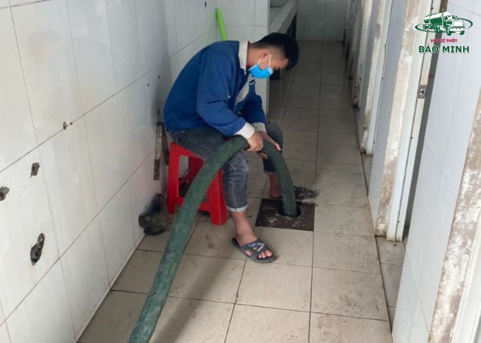Hút bể phốt có cần đục sàn không (2)