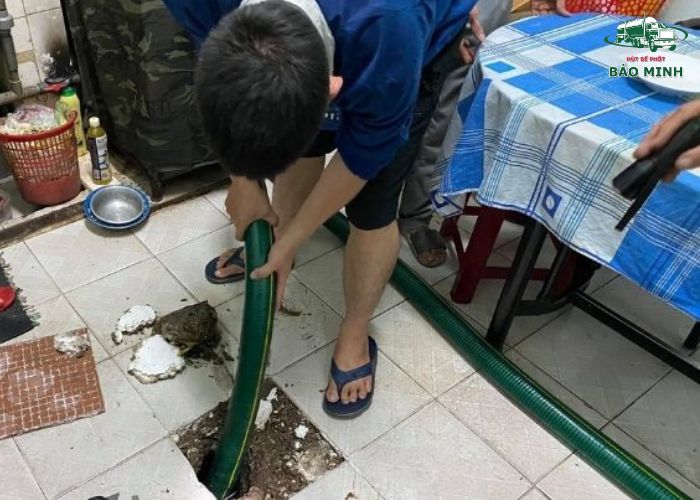 Hút bể phốt có cần đục sàn không (3)