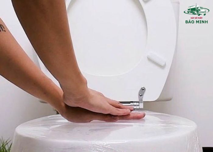 Mẹo thông bồn cầu bằng băng dính Mẹo thông bồn cầu bằng băng dính