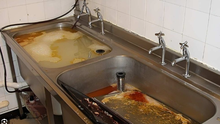 tắc nghẽn chậu rửa do đổ dầu mỡ